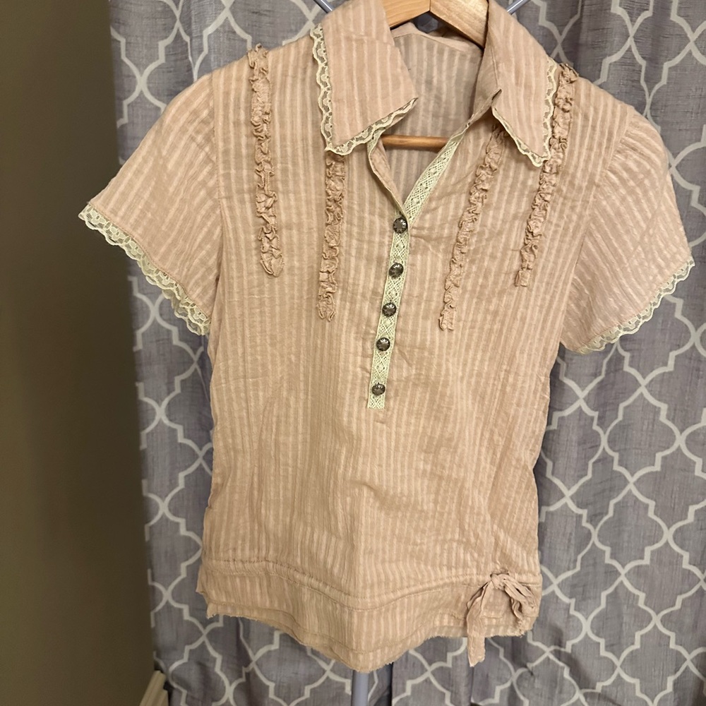 Elegant Tan Lace-Trimmed Women's Top.     Ptp: 16.5”